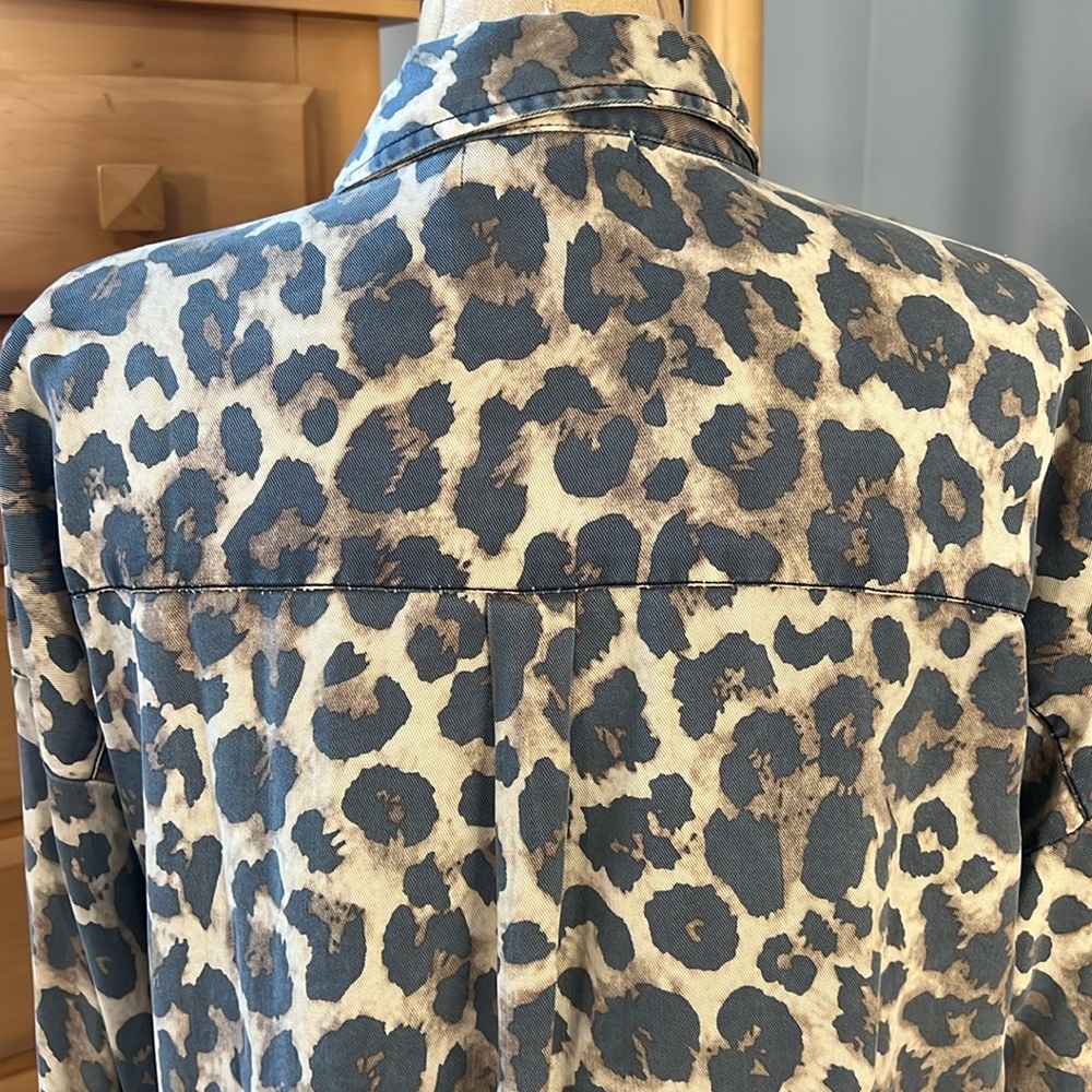 EUC r//c size small leopard print button down top - Picture 6 of 11